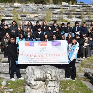 KAT-KATIL-KATILIM Programı’nın ikinci gününde gençlerimiz, çevre temizliği ve farkındalık çalışmaları kapsamında Antik Kent Priene’yi ziyareti - fotoğraf 5