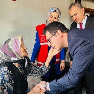 Hane Ziyaretleri Kapsamında, Geçtiğimiz Günlerde 100 Yaşına Basan Gülsüm Teyzemizin Doğum Günü Kutlanmıştır. - fotoğraf 2