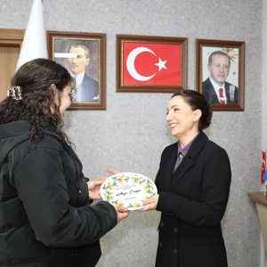 Koruma Altındaki Kızımızdan İl Müdürümüze Anlamlı Çini Tabağı Hediyesi - fotoğraf 2