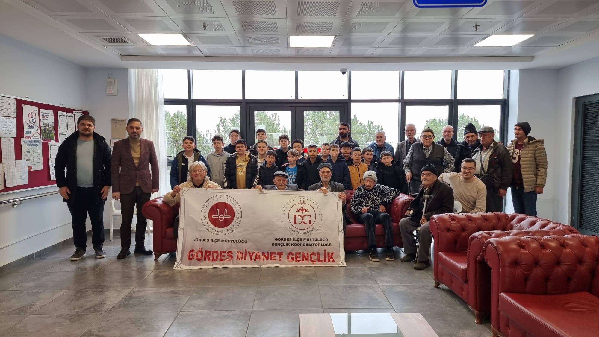 Hafızlık Kursu Öğrencileri Gördes Huzurevi’ni Ziyaret Etti