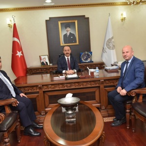 Aile, Çalışma ve Sosyal Hizmetler Bakanlığımız Göç, Afet ve Acil Durumlarda Psikososyal Destek Daire Başkanımız Sayın İbrahim Toros ve Aile, Çalışma ve Sosyal Hizmetler İl Müdürümüz Sayın Hasan Bilici Şanlıurfa Valimiz Sayın Abdullah Erin ve Vali Yardımcımız Sayın Osman Aydoğan’ı makamında ziyaret etti. - fotoğraf 1