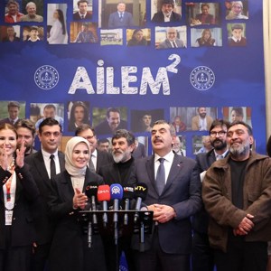 Bakanımız Göktaş, "Bizim Evin Hikayesi" tiyatro oyununun gala gösterimi ile "Ailem" dizisinin ikinci sezon tanıtımına katıldı - fotoğraf 6