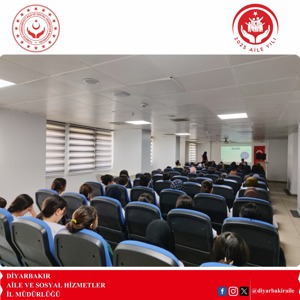2025 Aile Yılı etkinlikleri kapsamında, Diyarbakır Kayapınar Sosyal Hizmet Merkezi Müdürlüğü Eğitim Birimi tarafından, S.B.Ü. Diyarbakır Gazi Yaşargil Eğitim ve Araştırma Hastanesi (Ek Bina) konferans salonunda sağlık çalışanlarına yönelik “Aile ve Çocukla Etkili İletişim ve Kadına Yönelik Şiddetle Mücadele (KYŞM)” konulu eğitim programı gerçekleştirilmiştir. - fotoğraf 1