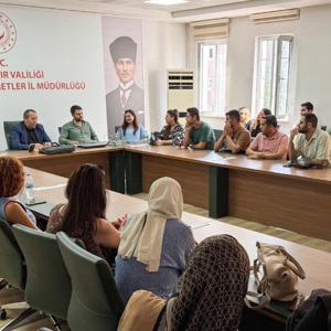 Bakanlığımız Çocuk Hizmetleri Genel Müdürlüğünden gelen Şube Müdürü Sayın Deniz YILMAZ başkanlığında, eğiticilerimizin sunumlarıyla çocuk alanında görev yapan meslek elemanlarımıza yönelik Yerinde Personel Eğitimi ve Rehberlik Çalışmaları sonrasında toplantı gerçekleştirilmiştir. - fotoğraf 1