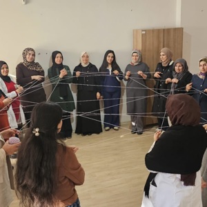 Kayapınar Sosyal Hizmet Merkezi Eğitim Birimimiz tarafından yürütülen Modüler Aile Eğitim Programı kapsamında, 8. Modülün 9. ve son kapalı grup oturumunu başarıyla tamamladık. - fotoğraf 1