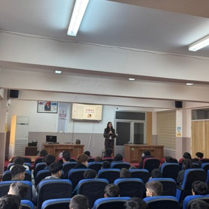Kayapınar Sosyal Hizmet Merkezi Müdürlüğü Eğitim Birimi personeli tarafından, Vali Gökhan Aydıner Mesleki ve Teknik Anadolu Lisesi’nde öğrenim gören öğrencilere, “Aile Yaşam Becerileri ve Aile İçi İletişim” başlıklı eğitim verilmiştir. - fotoğraf 2