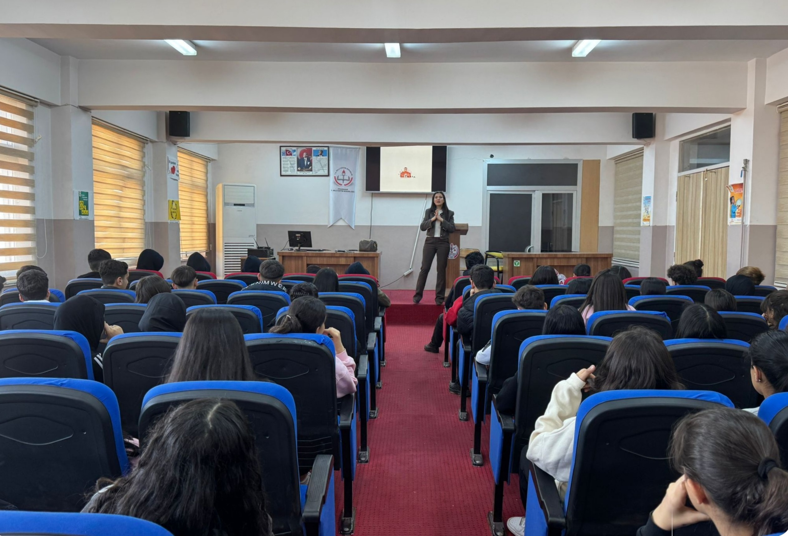Kayapınar Sosyal Hizmet Merkezi Müdürlüğü Eğitim Birimi personeli tarafından, Vali Gökhan Aydıner Mesleki ve Teknik Anadolu Lisesi’nde öğrenim gören öğrencilere, “Aile Yaşam Becerileri ve Aile İçi İletişim” başlıklı eğitim verilmiştir.