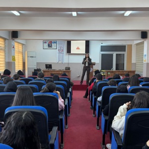 Kayapınar Sosyal Hizmet Merkezi Müdürlüğü Eğitim Birimi personeli tarafından, Vali Gökhan Aydıner Mesleki ve Teknik Anadolu Lisesi’nde öğrenim gören öğrencilere, “Aile Yaşam Becerileri ve Aile İçi İletişim” başlıklı eğitim verilmiştir. - fotoğraf 1