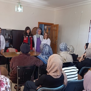 2025 Aile Yılı Etkinlikleri kapsamında, Diyarbakır Bağlar Sosyal Hizmet Merkezi Eğitim Birimi tarafından, Aile Destek Merkezi (ADEM-5) kursiyerlerine yönelik, Aile Eğitimi ve iletişimi Okul ve aile/okul problemleri ve kadına yönelik şiddet kadının Güçlendirilmesi konulu eğitimi düzenlenmiştir.  - fotoğraf 2