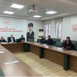 İl Müdürlüğümüz toplantı salonunda; Psikososyal Destek eğiticimiz Sosyal Çalışmacı Berat ATALAY ve Sosyolog Deniz KARDEŞOĞLU tarafından, destek çözüm ortağımız İl Millî Eğitim Müdürlüğü personeline “Afet ve Acil Durumlarda Psikososyal Destek Farkındalık Eğitimi” verilmiştir - fotoğraf 1