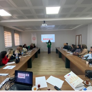 Çocuk Koruma Alanında Çalışan Meslek Elemanları İçin Değerlendirme Çerçevesi Rehberi Eğitimi” Korunmaya ihtiyacı olan çocuklara yönelik hizmetlerde bütüncül, kanıt temelli ve standart bir yaklaşım geliştirmek amacıyla düzenlenen eğitim programımız Diyarbakır’da devam ediyor.  - fotoğraf 1