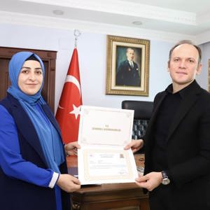 Şemdinli Kaymakamı AKPINAR’dan Sosyal Hizmet Personeline Başarı Belgesi - fotoğraf 1