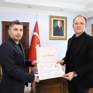 Şemdinli Kaymakamı AKPINAR’dan Sosyal Hizmet Personeline Başarı Belgesi - fotoğraf 2