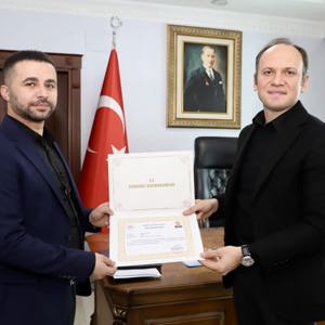 Şemdinli Kaymakamı AKPINAR’dan Sosyal Hizmet Personeline Başarı Belgesi - fotoğraf 3