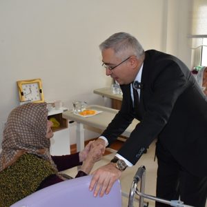 Berat Kandili vesilesiyle İl Müdürümüz Faruk Uysal, Yenişehir Huzurevinde kalan kıymetli büyüklerimizle bir araya geldi - fotoğraf 3