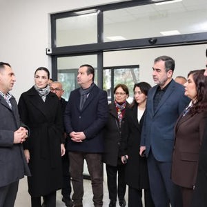 Aydın Büyükşehir Belediye Başkanımız Sn. Özlem Çerçioğlu, Adalet ve Kalkınma Partisi yönetim kurulu üyeleri ile birlikte Aydın Huzurevi ve Rehabilitasyon Merkezi hizmet binası alanında incelemelerde bulunuldu. - fotoğraf 3