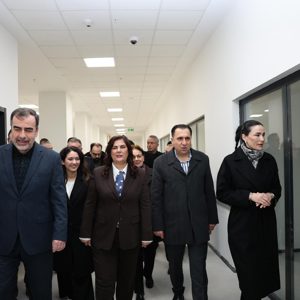 Aydın Büyükşehir Belediye Başkanımız Sn. Özlem Çerçioğlu, Adalet ve Kalkınma Partisi yönetim kurulu üyeleri ile birlikte Aydın Huzurevi ve Rehabilitasyon Merkezi hizmet binası alanında incelemelerde bulunuldu. - fotoğraf 4