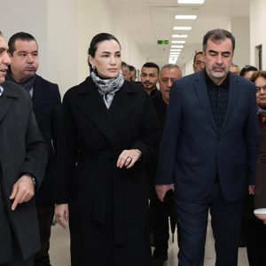 Aydın Büyükşehir Belediye Başkanımız Sn. Özlem Çerçioğlu, Adalet ve Kalkınma Partisi yönetim kurulu üyeleri ile birlikte Aydın Huzurevi ve Rehabilitasyon Merkezi hizmet binası alanında incelemelerde bulunuldu. - fotoğraf 6