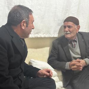 İl Müdürümüz Sayın Aydın Polat,  Bağlar ilçemizde ikamet eden Abdülkadir amcamızı ve eşini hanelerinde ziyaret ederek gönüllere dokunan bir buluşmaya imza atmış; ihtiyaç ve taleplerini dinleyip yerinde değerlendirmiş, Sayın Bakanımız Mahinur Özdemir Göktaş’ın selamlarını kıymetli ailemize iletmiştir. - fotoğraf 1