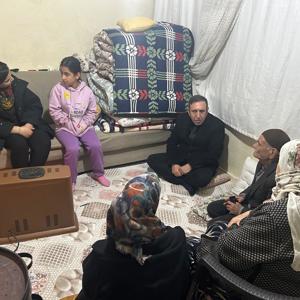 İl Müdürümüz Sayın Aydın Polat,  Bağlar ilçemizde ikamet eden Abdülkadir amcamızı ve eşini hanelerinde ziyaret ederek gönüllere dokunan bir buluşmaya imza atmış; ihtiyaç ve taleplerini dinleyip yerinde değerlendirmiş, Sayın Bakanımız Mahinur Özdemir Göktaş’ın selamlarını kıymetli ailemize iletmiştir. - fotoğraf 2