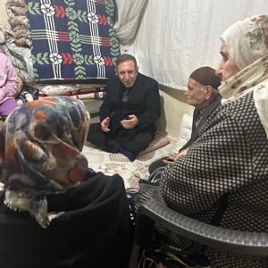 İl Müdürümüz Sayın Aydın Polat,  Bağlar ilçemizde ikamet eden Abdülkadir amcamızı ve eşini hanelerinde ziyaret ederek gönüllere dokunan bir buluşmaya imza atmış; ihtiyaç ve taleplerini dinleyip yerinde değerlendirmiş, Sayın Bakanımız Mahinur Özdemir Göktaş’ın selamlarını kıymetli ailemize iletmiştir. - fotoğraf 3
