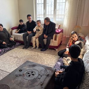 İl Müdürümüz Sayın Aydın Polat, ebeveyn kaybı yaşamış çocuklarımızın psiko-sosyal iyilik hallerini desteklemek amacıyla ailelerine yönelik hane ziyaretleri gerçekleştirmiştir. - fotoğraf 7