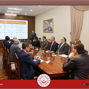 İl Değerlendirme toplantımız Sayın Valimiz Ömer KALAYLI, Vali Yardımcımız Murat DEMİRBİLEK, İl Müdürümüz M.Ferdi BOZKURT ve bağlı Kuruluş Müdürlerimizin katılımı ile İl Müdürlüğümüzce yürütülen çalışmalar, devam eden projeler ve vatandaşlarımıza sunulan sosyal hizmetler hakkında Sayın Valimiz bilgilendirilmiştir. - fotoğraf 4