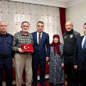 Valimiz Sayın Oktay Çağatay İlk Ziyaretini Aziz Şehidimiz Nuri Özcanın Kıymetli Ailesine Gerçekleştirdi - fotoğraf 1