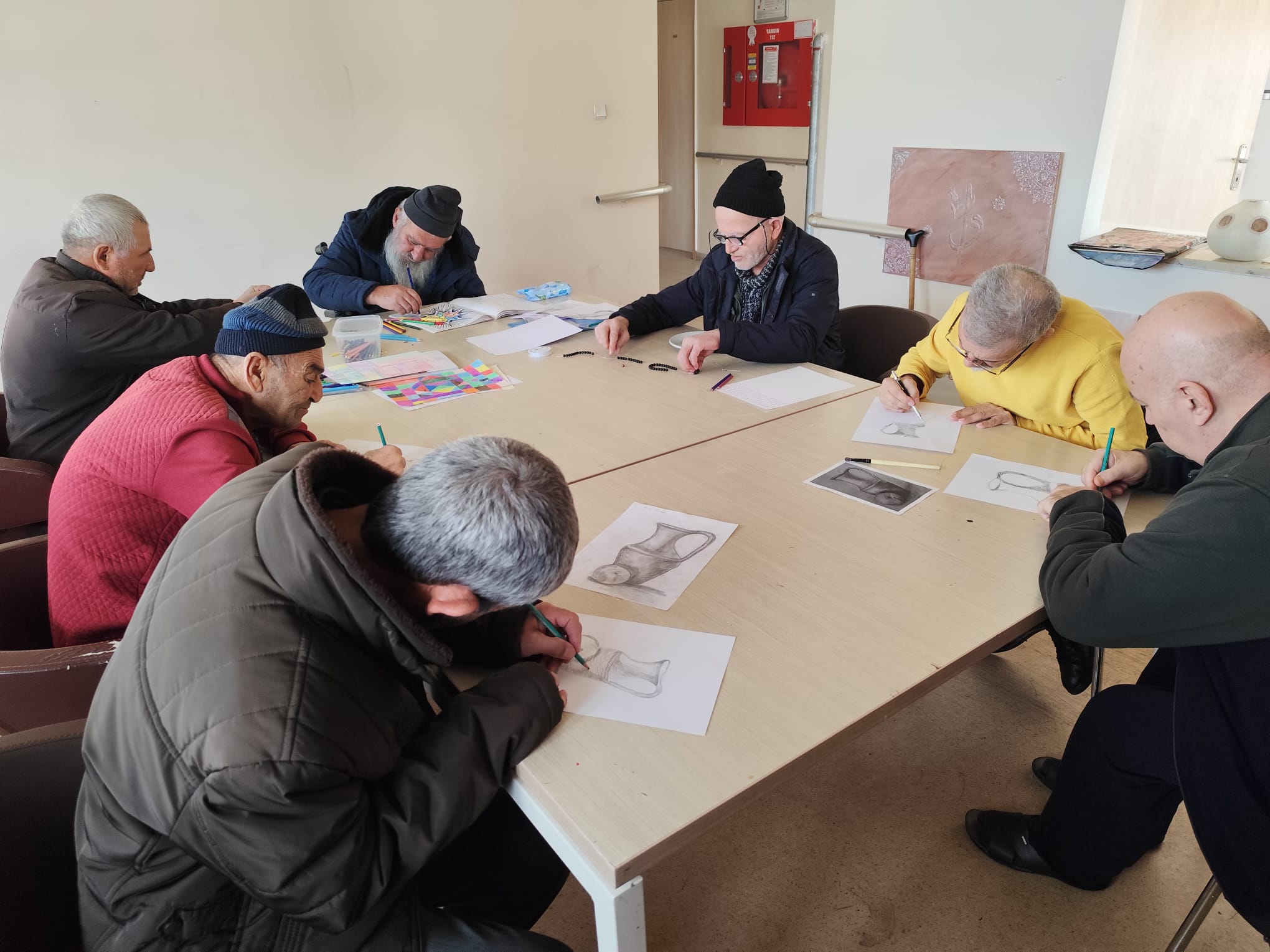 Ahlat Engelsiz Yaşam Bakım Merkezi'mizde renkler tuvale dokunur, emek sabırla şekillenir