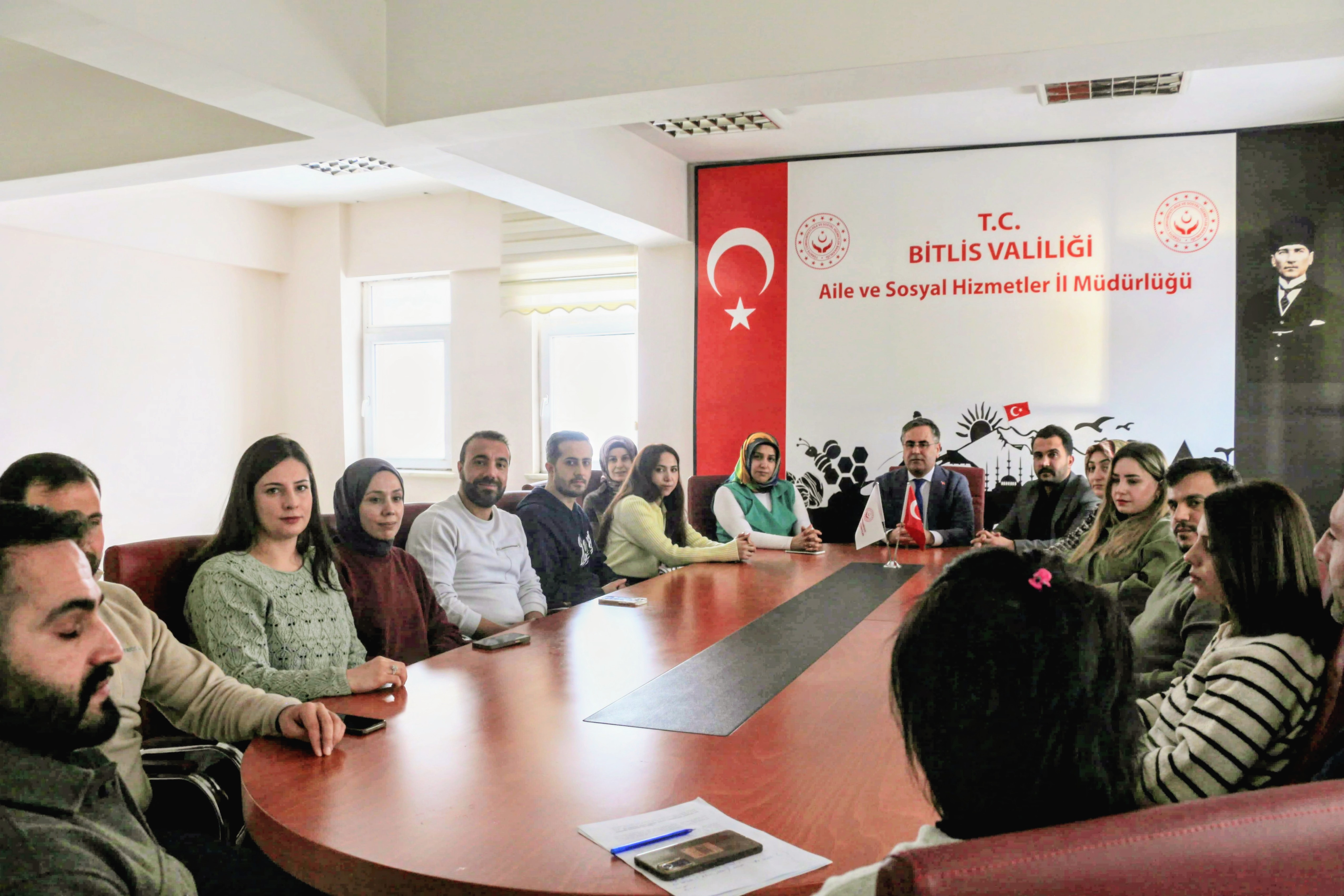 İl Müdürümüz Vefa Akdoğan başkanlığında, Sosyal Hizmet Merkezi Müdürlüğü personelimizin katılımıyla istişare ve değerlendirme toplantısı gerçekleştirildi