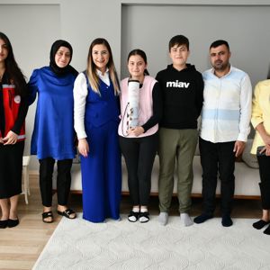 14 Kasım Dünya Diyabet Günü kapsamında, İl Müdürümüz Sayın Çiğdem AÇIKYILDIZ KAZEL, ilimizde yaşayan diyabet hastası Elif Cemre SARITAŞ ve ailesini ziyaret etti. - fotoğraf 1