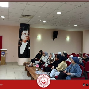 Personellerimiz tarafından Kilis Kız Yurdu’nda kalan üniversite öğrencilerine yönelik evlilik öncesi eğitim programı gerçekleştirildi. Eğitim kapsamında; sağlıklı iletişim, evlilikte uyum, aile içi roller ve karşılıklı anlayışın önemi gibi konular ele alındı. Gençlerin evlilik sürecine bilinçli ve sağlıklı bir bakış açısıyla hazırlanmasını amaçlayan program, öğrencilerin katılımı ve ilgisiyle tamamlandı. - fotoğraf 1