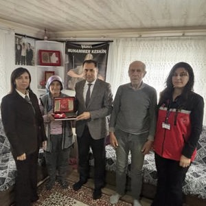 İl Müdürümüz İlkay Türkoğlu, Van ilinde meydana gelen çığ düşmesi sonucu arama-tarama faaliyeti sırasında şehit olan kahraman Uzman Çavuş Muhammer Keskin’in Çine ilçesinde ikamet eden kıymetli ailesini ziyareti - fotoğraf 1
