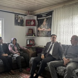İl Müdürümüz İlkay Türkoğlu, Van ilinde meydana gelen çığ düşmesi sonucu arama-tarama faaliyeti sırasında şehit olan kahraman Uzman Çavuş Muhammer Keskin’in Çine ilçesinde ikamet eden kıymetli ailesini ziyareti - fotoğraf 4