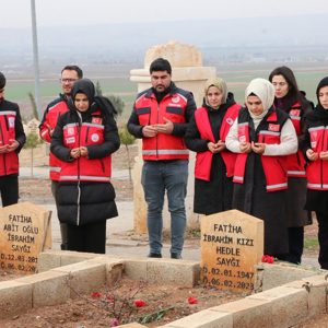 Depremde Hayatını Kaybeden Hemşerilerimizin Kabrini Ziyaret Ettik.  - fotoğraf 3