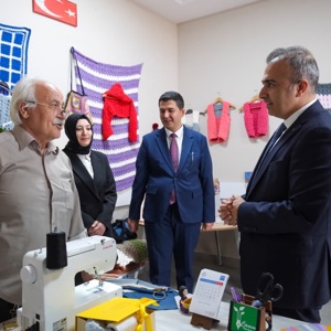 Kıymetli Büyüklerimizi Sayın Valimiz Hayrettin ÇİÇEK Ziyaret Etti - fotoğraf 2