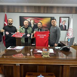 Nevşehir Aile ve Sosyal Hizmetler Spor Kulübü Başkanı Ramazan Gülhan, Hentbol Antrenörü İlyas Özyurt ve Spor Uzmanı Mehmet Bayar, İl Müdürümüz Mahmut Selçuk’u ziyaret etti.  - fotoğraf 1