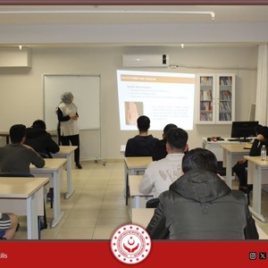 Kartal Bey Kredi Yurtlar Kurumunda  kalan üniversite öğrencilerine yönelik evlilik öncesi eğitim programı gerçekleştirildi. Eğitim kapsamında; sağlıklı iletişim, evlilikte uyum, aile içi roller ve karşılıklı anlayışın önemi gibi konular ele alındı. Gençlerin evlilik sürecine bilinçli ve sağlıklı bir bakış açısıyla hazırlanmasını amaçlayan program, öğrencilerin katılımı ve ilgisiyle tamamlandı. - fotoğraf 1