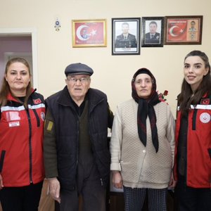 Kahraman Şehidimiz Yaşar Polat’ın bizlere emaneti olan kıymetli annesi ve babasını ziyaret ederek ellerinden öptük. - fotoğraf 1