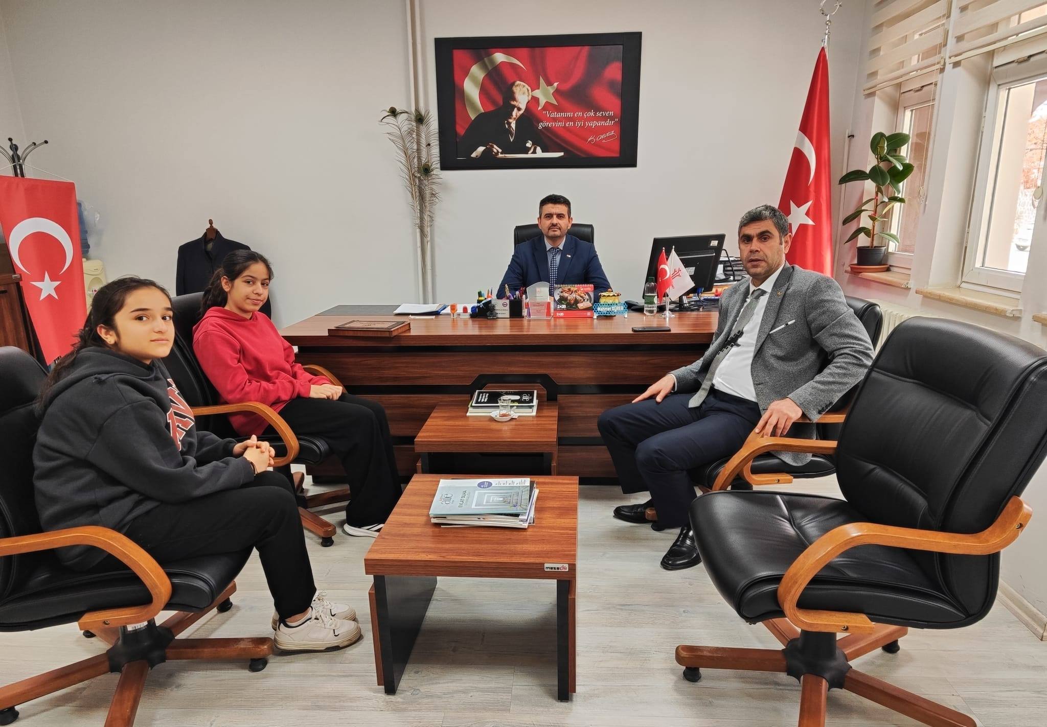 ŞEHİDİME MEKTUP VE ŞİİR YARIŞMASINDA DERECEYE GİREN ÖĞRENCİLER ÖDÜLLENDİRİLDİ