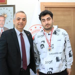 YILDIZLAR SATRANÇ TÜRKİYE ŞAMPİYONU ÇOCUĞUMUZ  MİRAÇ MELİH TOPUZ İL MÜDÜRÜMÜZÜ ZİYARET ETTİ - fotoğraf 2