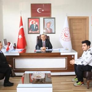 YILDIZLAR SATRANÇ TÜRKİYE ŞAMPİYONU ÇOCUĞUMUZ  MİRAÇ MELİH TOPUZ İL MÜDÜRÜMÜZÜ ZİYARET ETTİ - fotoğraf 1