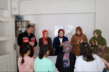 Valimiz Sayın Hamza Aydoğdu’nun Eşi Sayın Emine Aydoğdu, Erzincan Belediye Başkanı Sayın Bekir Aksun’un Eşi Sayın Ürküş Aksun, Vali Yardımcısı Sayın Rumeysa Sena Kurt ve İl Müdürümüz Sayın Serdar Demirci Erzincan Aile ve Sosyal Hizmetler İl Müdürlüğüne bağlı Çocuk Evleri Koordinasyon Merkezindeki Çocuklarımızı Ziyaret Etti.