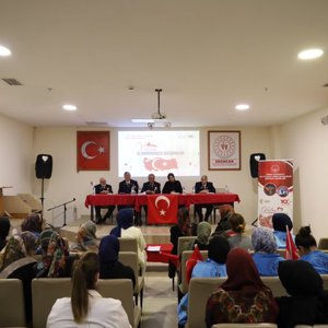 Aziz Şehitlerimizin Değerli Yakınları ve Kahraman Gazilerimiz Erzincan Salih Baba Kız Yurdu Öğrencileriyle bir Araya Gelerek Kahramanlık Hikâyelerini ve Anılarını Paylaştılar. - fotoğraf 1