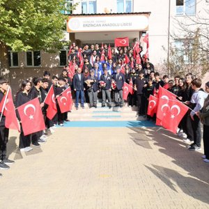 Aziz Şehitlerimizin Değerli Yakınları ve Kahraman Gazilerimiz, Erzincan Anadolu Lisesi Öğrencileriyle bir Araya Gelerek, Kahramanlık Hikâyelerini ve Anılarını Paylaştılar. - fotoğraf 1