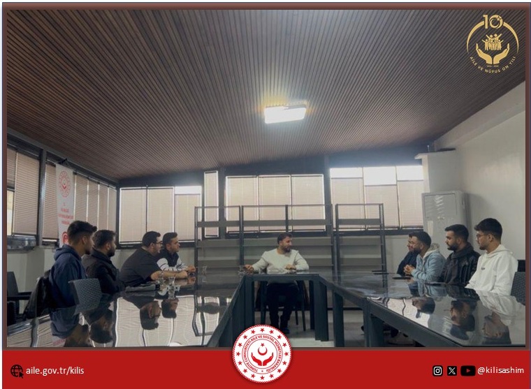 Aile Akademisi’nde görevli manevi danışman tarafından üniversite öğrencilerine yönelik düzenlenen programda “Manevi Perspektiften Değerler” konusu ele alındı. Gençlerle birlikte merhamet, adalet ve dürüstlük gibi temel değerlerin hayatımıza yön veren rehberler olduğu üzerine verimli paylaşımlarda bulunuldu.