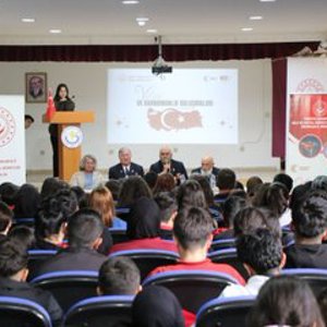 Aziz Şehitlerimizin Değerli Yakınları ve Kahraman Gazilerimiz, Erzincan Gül-Celal Toraman Tarım Mesleki ve Teknik Anadolu Lisesi Öğrencileriyle bir Araya Gelerek, Kahramanlık Hikâyelerini ve Anılarını Paylaştılar. - fotoğraf 2