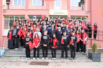 Aziz Şehitlerimizin Değerli Yakınları ve Kahraman Gazilerimiz, Erzincan Gül-Celal Toraman Tarım Mesleki ve Teknik Anadolu Lisesi Öğrencileriyle bir Araya Gelerek, Kahramanlık Hikâyelerini ve Anılarını Paylaştılar.