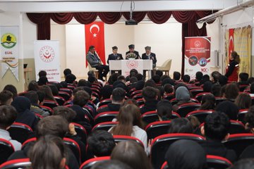Aziz Şehitlerimizin Değerli Yakınları ve Kahraman Gazilerimiz, Erzincan Ertuğrulgazi Anadolu Lisesi Öğrencileriyle bir Araya Gelerek, Kahramanlık Hikayelerini ve Anılarını Paylaştılar.