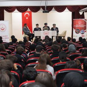 Aziz Şehitlerimizin Değerli Yakınları ve Kahraman Gazilerimiz, Erzincan Ertuğrulgazi Anadolu Lisesi Öğrencileriyle bir Araya Gelerek, Kahramanlık Hikayelerini ve Anılarını Paylaştılar. - fotoğraf 1